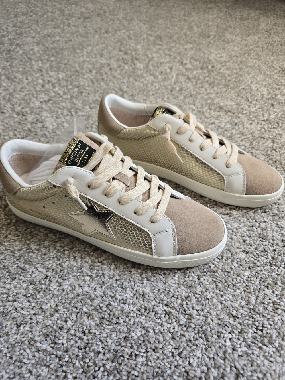 Women’s Neutral Beige Star Accent Lace-Up Sneakers NWT
